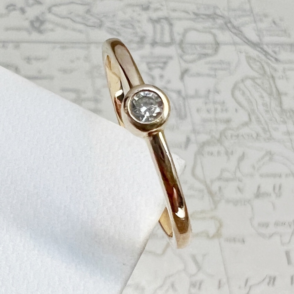 Mejuri 14k Solid Yellow Gold Solo Diamond Ring Size 6 comes with box and bag.